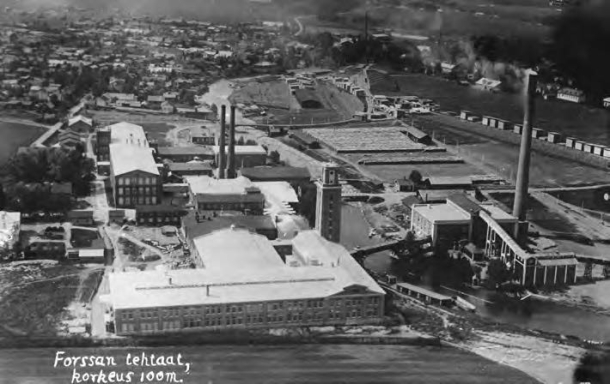 Kuva 3. Vanha mustavalkoinen ilmakuva Forssan tehtaista.