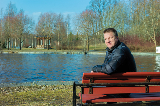 Tapio Nieminen istumassa puistonpenkillä.
